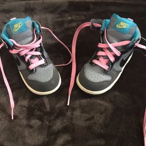 Size 8c girls nike shoes